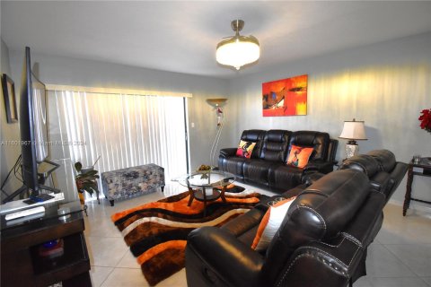 Condo in Lauderdale Lakes, Florida, 2 bedrooms  № 1217134 - photo 5