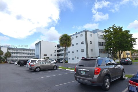 Condo in Lauderdale Lakes, Florida, 2 bedrooms  № 1217134 - photo 1