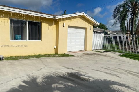 House in Miami, Florida 3 bedrooms, 177.26 sq.m. № 1241677 - photo 1