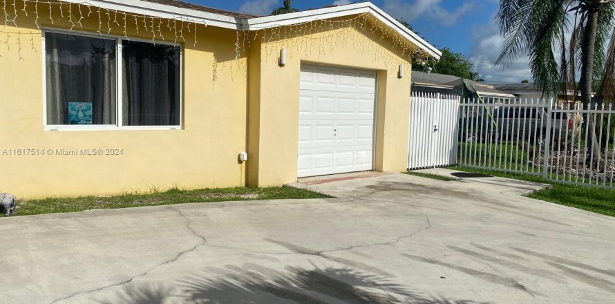 House in Miami, Florida 3 bedrooms, 177.26 sq.m. № 1241677