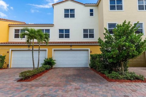 Townhouse in Pembroke Pines, Florida 4 bedrooms, 217.21 sq.m. № 1075575 - photo 14