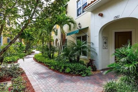 Townhouse in Pembroke Pines, Florida 4 bedrooms, 217.21 sq.m. № 1075575 - photo 1