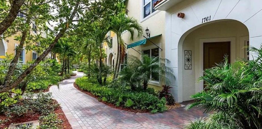 Townhouse in Pembroke Pines, Florida 4 bedrooms, 217.21 sq.m. № 1075575