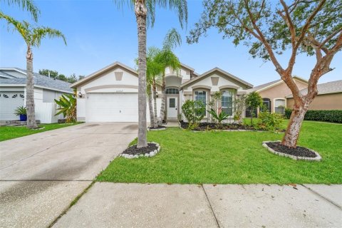 Villa ou maison à louer à Land O' Lakes, Floride: 4 chambres, 193.24 m2 № 1339171 - photo 1