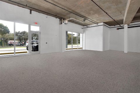 Commercial property in Doral, Florida № 1028854 - photo 4