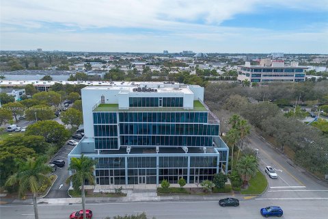 Commercial property in Doral, Florida № 1028854 - photo 1