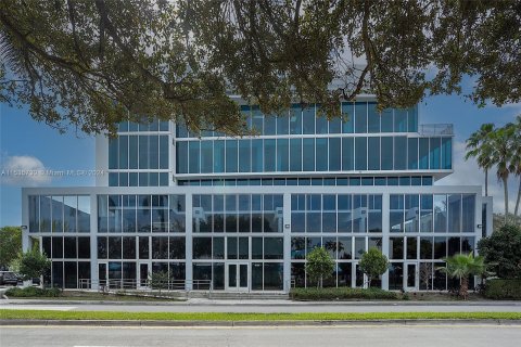 Commercial property in Doral, Florida № 1028854 - photo 5