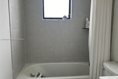 Townhouse in Miami, Florida 3 bedrooms, 122.72 sq.m. № 1423436 - photo 12