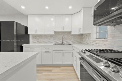 Condo in Miami Beach, Florida, 1 bedroom  № 1331236 - photo 5