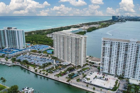 Condo in Sunny Isles Beach, Florida, 1 bedroom  № 1345992 - photo 1