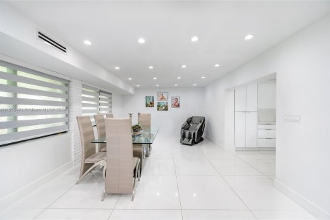 Villa ou maison à vendre à Miami, Floride: 5 chambres, 256.5 m2 № 1401589 - photo 9