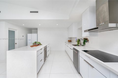 Casa en venta en Miami, Florida, 5 dormitorios, 256.5 m2 № 1401589 - foto 8