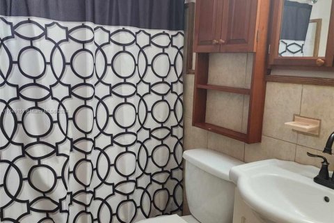 Condo in Miami, Florida, 1 bedroom  № 1331524 - photo 6