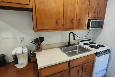 Condo in Miami, Florida, 1 bedroom  № 1331524 - photo 3