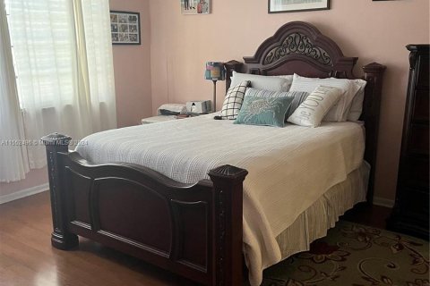 Condo in Pembroke Pines, Florida, 2 bedrooms  № 1072989 - photo 1