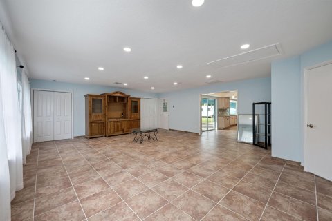 House in Lake Worth, Florida 6 bedrooms, 299.7 sq.m. № 1042964 - photo 10