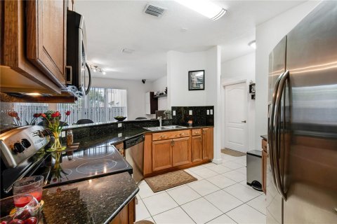 House in Doral, Florida 4 bedrooms, 211.54 sq.m. № 1044800 - photo 6