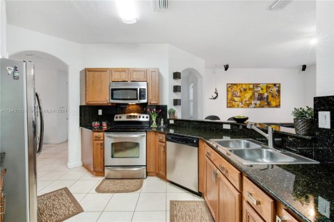 House in Doral, Florida 4 bedrooms, 211.54 sq.m. № 1044800 - photo 5