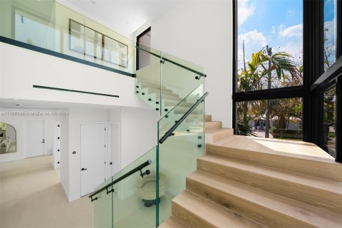 House in Miami Beach, Florida 6 bedrooms, 495.26 sq.m. № 1222133 - photo 14