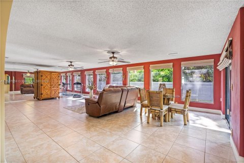 Casa en venta en Miami Lakes, Florida, 4 dormitorios, 235.04 m2 № 1023676 - foto 24
