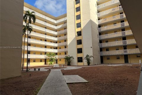 Condo in Miami, Florida, 1 bedroom  № 1057640 - photo 11