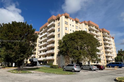 Condo in Miami, Florida, 1 bedroom  № 1057640 - photo 1