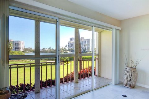 Condo in South Pasadena, Florida, 1 bedroom  № 1379211 - photo 24