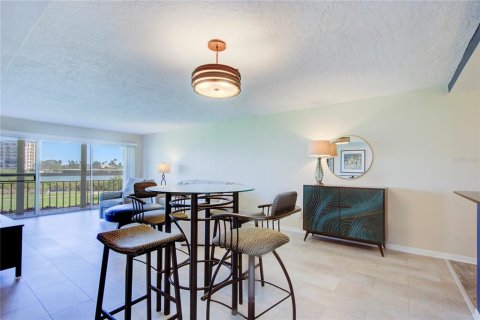 Condo in South Pasadena, Florida, 1 bedroom  № 1379211 - photo 16