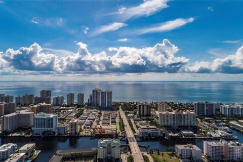 Condo in Fort Lauderdale, Florida, 1 bedroom  № 1065907 - photo 1