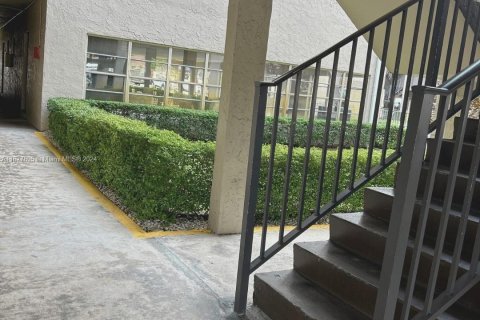 Condo in Hialeah, Florida, 2 bedrooms  № 1405881 - photo 15