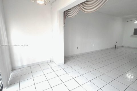 Condo in Hialeah, Florida, 2 bedrooms  № 1405881 - photo 11