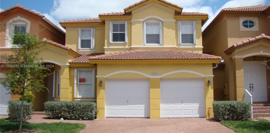 Townhouse in Doral, Florida 4 bedrooms, 211.54 sq.m. № 1054232