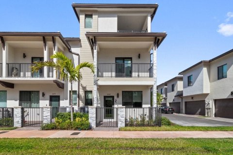Villa ou maison à vendre à Doral, Floride: 4 chambres, 200.95 m2 № 1033078 - photo 1