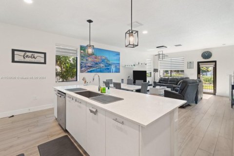 Casa en venta en Doral, Florida, 4 dormitorios, 200.95 m2 № 1033078 - foto 6
