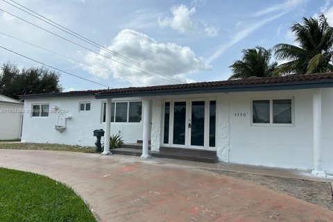 House in Miami, Florida 3 bedrooms, 217.21 sq.m. № 1348890 - photo 1