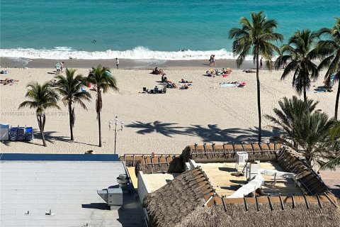 Condominio en venta en Hollywood, Florida, 2 dormitorios, 99.41 m2 № 1348888 - foto 1