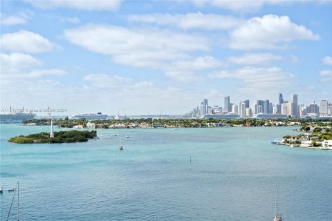 Condo in Miami Beach, Florida, 1 bedroom  № 1040431 - photo 1