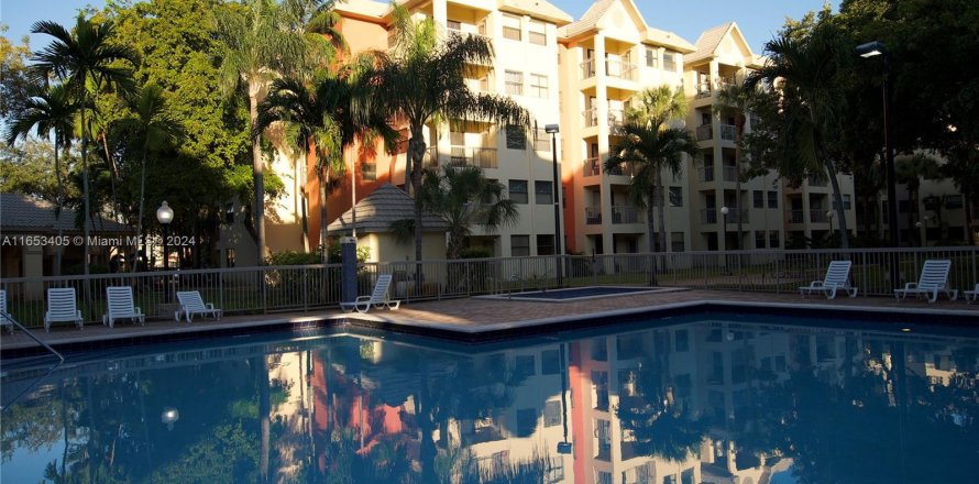 Condominio en Doral, Florida, 1 dormitorio  № 1348173