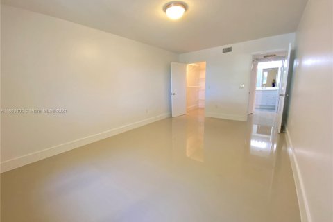 Condo in Doral, Florida, 1 bedroom  № 1348173 - photo 15