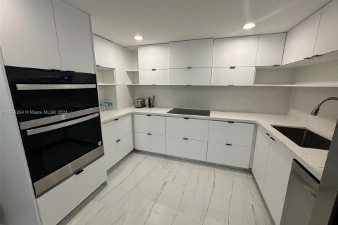 Copropriété à louer à Bal Harbour, Floride: 2 chambres, 128.95 m2 № 1357241 - photo 2