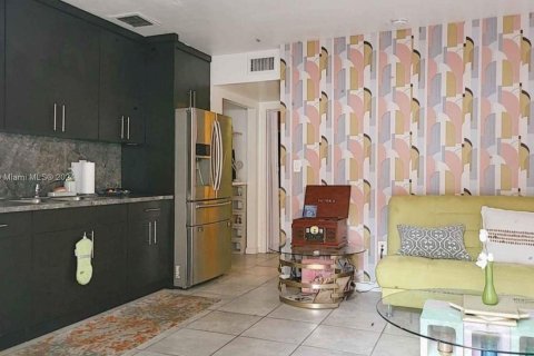 House in Miami, Florida 1 bedroom, 136.57 sq.m. № 1357240 - photo 3