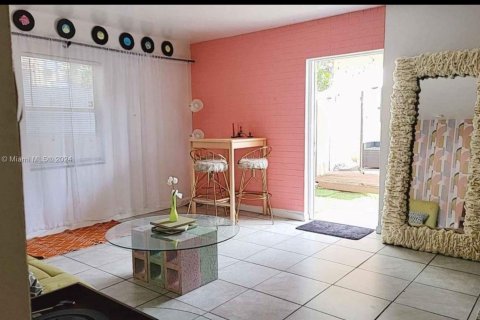 Villa ou maison à louer à Miami, Floride: 1 chambre, 136.57 m2 № 1357240 - photo 2