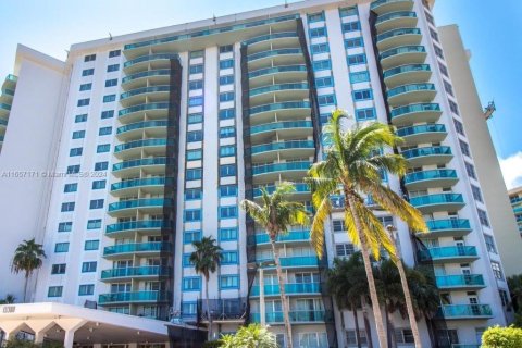 Condo in Sunny Isles Beach, Florida, 1 bedroom  № 1357194 - photo 2