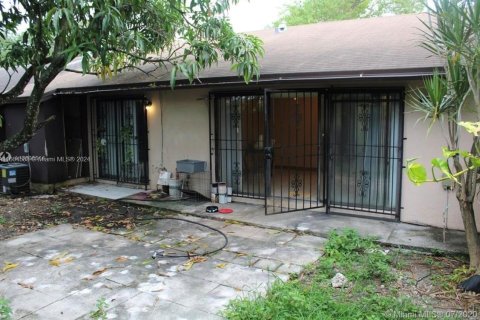 Townhouse in Miami, Florida 3 bedrooms, 113.43 sq.m. № 1375758 - photo 2