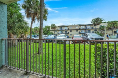 Condo in Miami, Florida, 1 bedroom  № 1375846 - photo 14