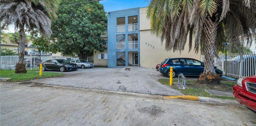 Condominio en Miami, Florida, 1 dormitorio  № 1375846