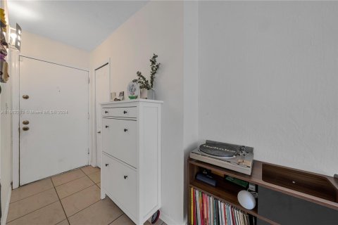 Condo in Miami, Florida, 1 bedroom  № 1375846 - photo 3