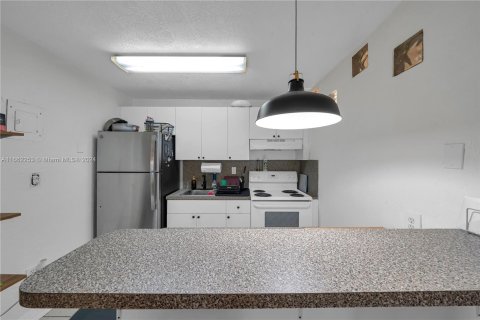 Condo in Miami, Florida, 1 bedroom  № 1375846 - photo 9