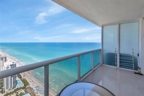 Copropriété à vendre à Hallandale Beach, Floride: 1 chambre, 78.41 m2 № 1375759 - photo 2