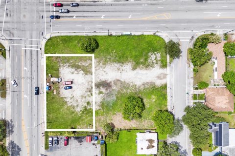 Commercial property in Miami, Florida № 1375757 - photo 1